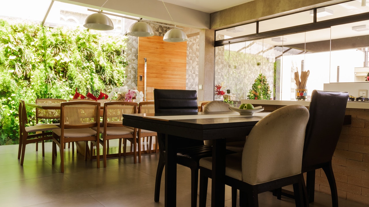Creating Sophisticated Rose Garden With Proper Accessories